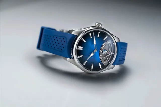 HMoser_3250-1200_Pioneer_Retrograde_Seconds_Midnight_Blue__Lifestyle_white_side_solo