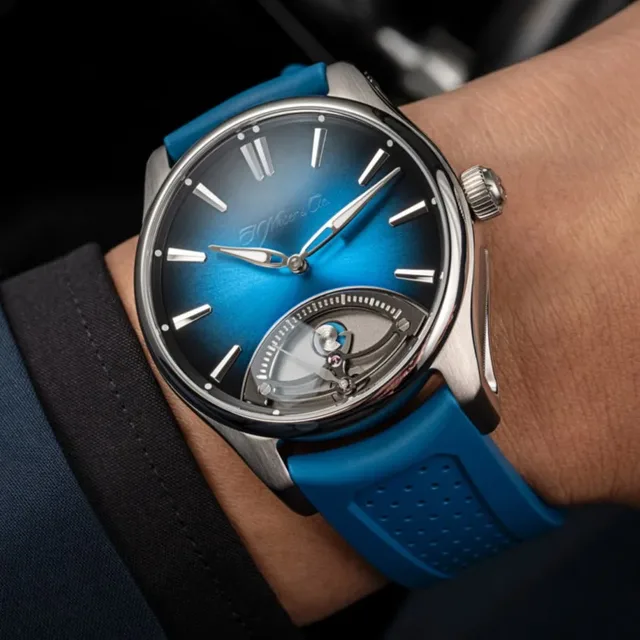 HMoser_3250-1200_Pioneer_Retrograde_Seconds_Midnight_Blue__Wristshot_suit_chair_check_close