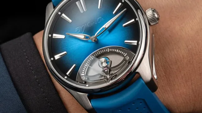 HMoser_3250-1200_Pioneer_Retrograde_Seconds_Midnight_Blue__Wristshot_suit_chair_check_close