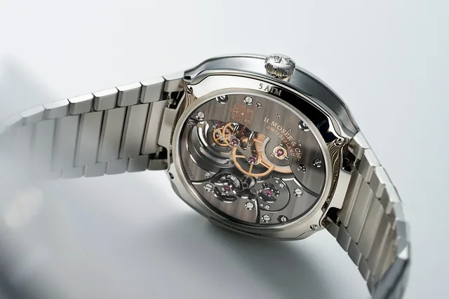 HMoser_6905-1200_Streamliner_Minute_Repeater_ST_AquaBlue__Lifestyle_Caseback_right