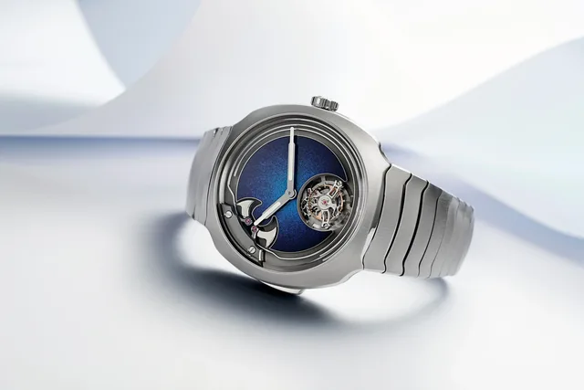 HMoser_6905-1200_Streamliner_Minute_Repeater_ST_AquaBlue__Lifestyle_light_Paper_side