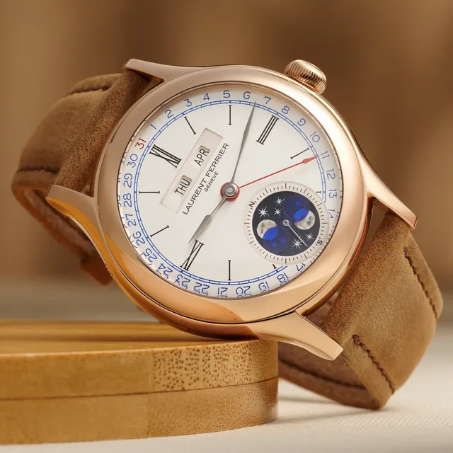 Laurent-Ferrier_Classic-Moon_Red-Gold_LCF039.R5.G3N__Dial-Lifestyle_1600x