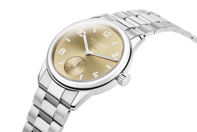 07_NOMOSGlashuette_0755_Club_Sport_neomatik_34_gold_3543x2362px