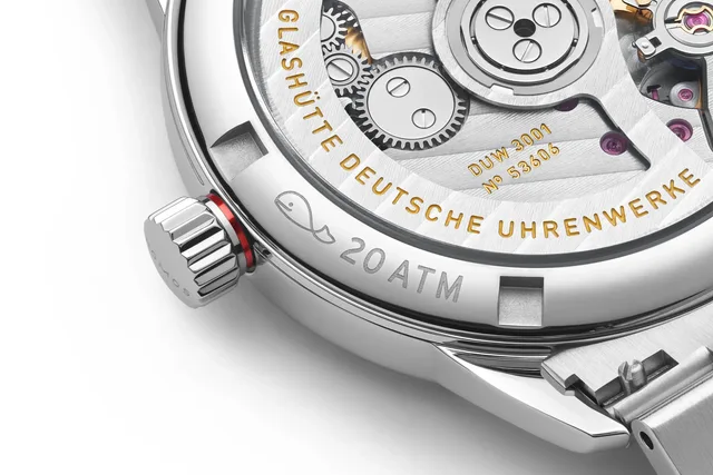 09a_NOMOSGlashuette_0757_Club_Sport_neomatik_34_purple_crown_red_warning_ring_3543x2362px