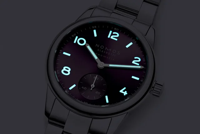 12_NOMOSGlashuette_0757_Club_Sport_neomatik_34_purple_3543x2362px