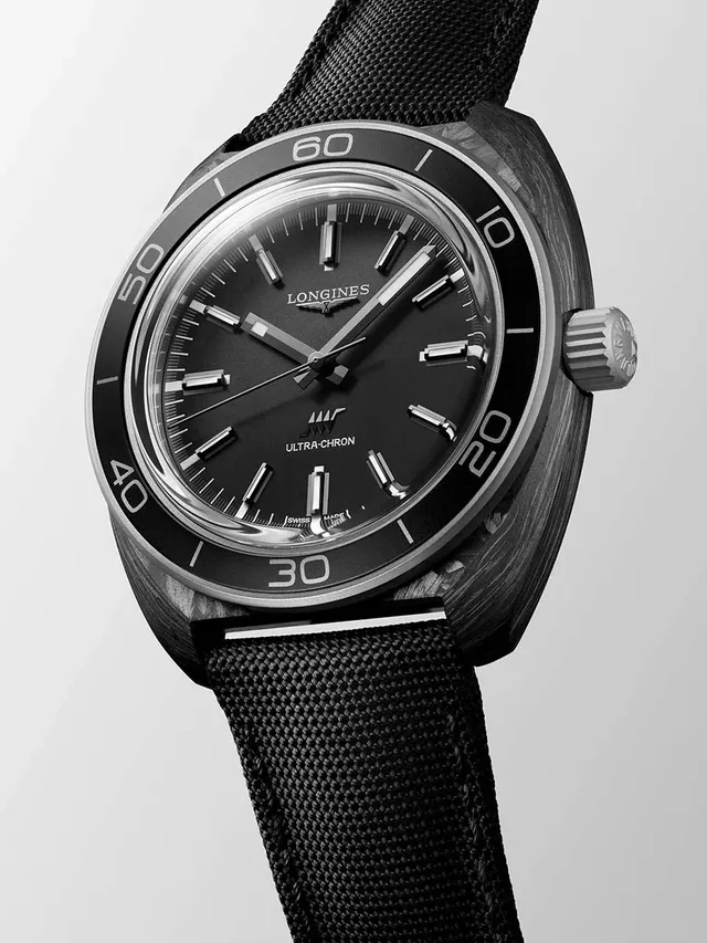 Longines_Ultra-Chron_Carbon_hoch