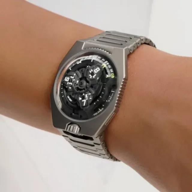 Urwerk_UR_100_V_wrist