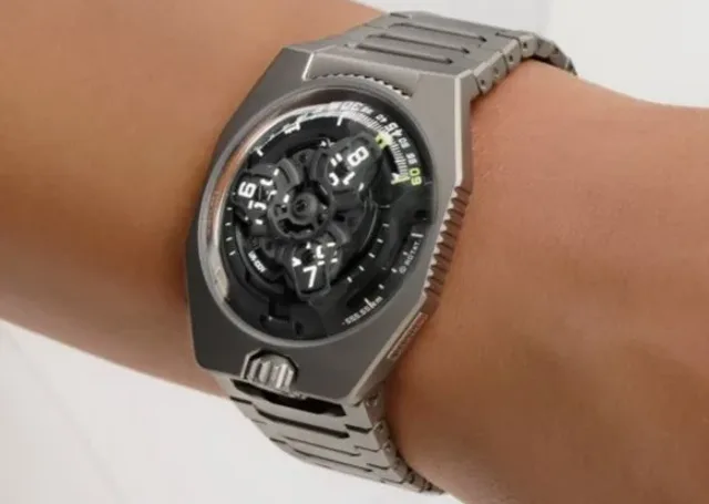 Urwerk_UR_100_V_wrist