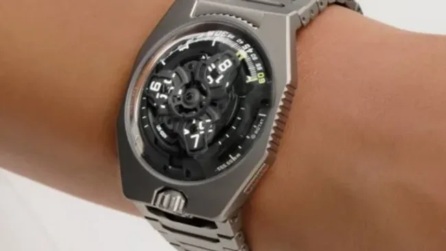 Urwerk_UR_100_V_wrist
