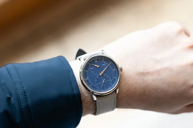 Louis_Erard_Le_Regulateur_Grave_Bleu_Wrist