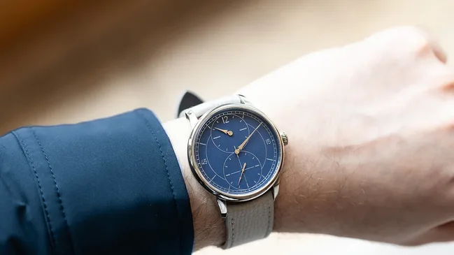 Louis_Erard_Le_Regulateur_Grave_Bleu_Wrist