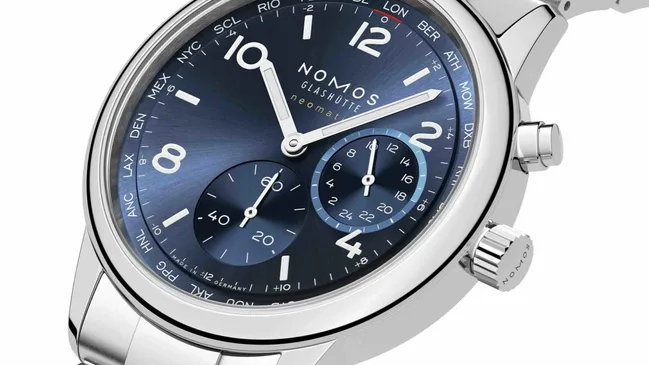 NOMOSGlashuette_0790_Club_Sport_neomatik_Worldtimer_blue_3543x2362px-3000x2000