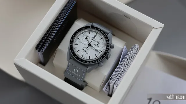 Omega_X_Swatch_MoonSwatch_1965_Hands_On_Box_ZRH_1965