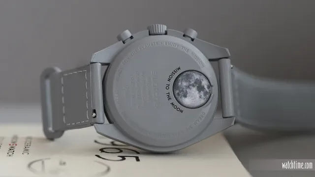 Omega_X_Swatch_MoonSwatch_1965_Hands_On_Caseback_2_ZRH_1965