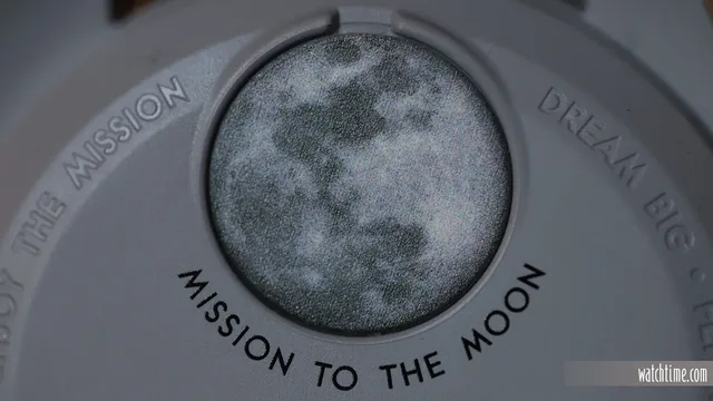 Omega_X_Swatch_MoonSwatch_1965_Hands_On_Moon_ZRH_1965
