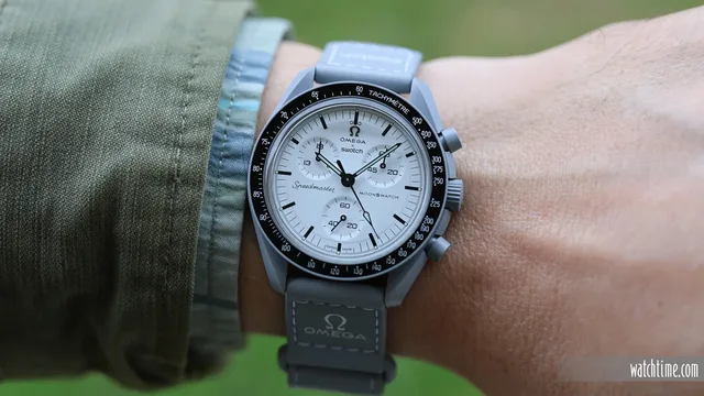 Omega_X_Swatch_MoonSwatch_1965_Hands_On_Wristshot_ZRH_1965