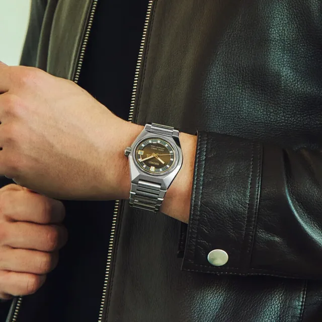 _SLA089J1_Wristshot (1) SQ II
