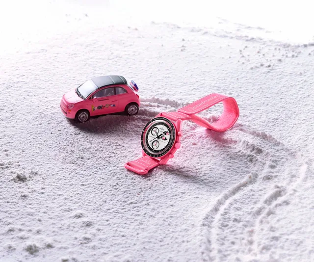 sc01_25_Moonswatch_PinkMoon_ambiance-Fiat500