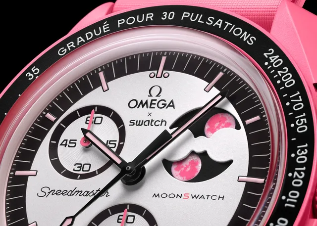 sc01_25_Moonswatch_PinkMoon_close-up-dial_black-1