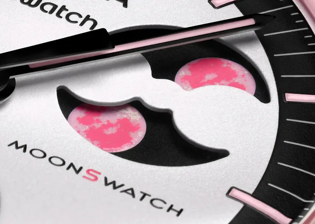 sc01_25_Moonswatch_PinkMoon_close-up-moonphase