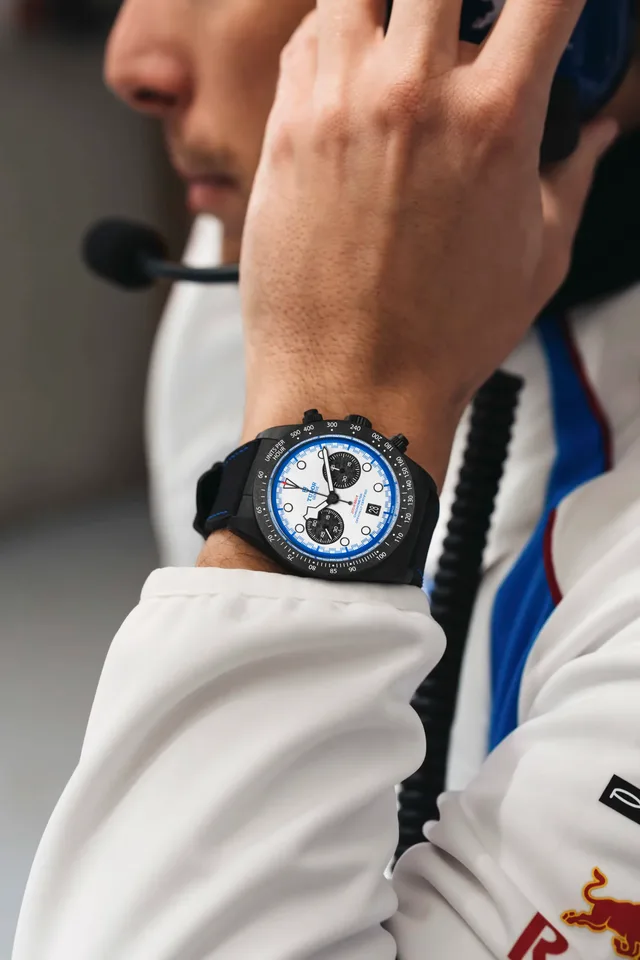 TUDOR_NP25_BlackBayChrono_Carbon25_Lifestyle-2