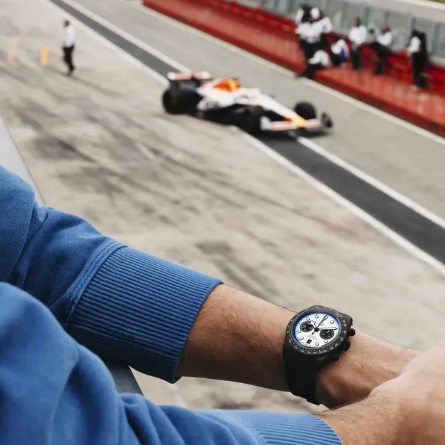 TUDOR_NP25_BlackBayChrono_Carbon25_Lifestyle-4