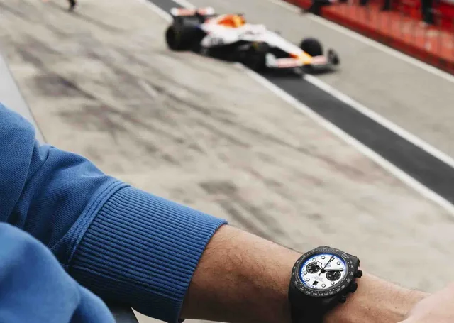 TUDOR_NP25_BlackBayChrono_Carbon25_Lifestyle-4