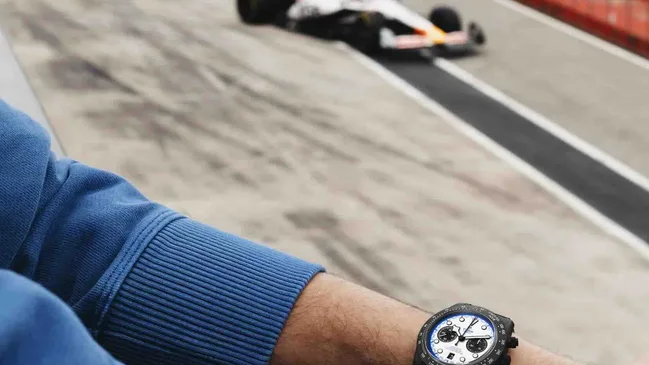 TUDOR_NP25_BlackBayChrono_Carbon25_Lifestyle-4