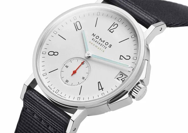NOMOSGlashuette_0525_Ahoi_neomatik_38_date