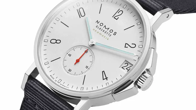NOMOSGlashuette_0525_Ahoi_neomatik_38_date