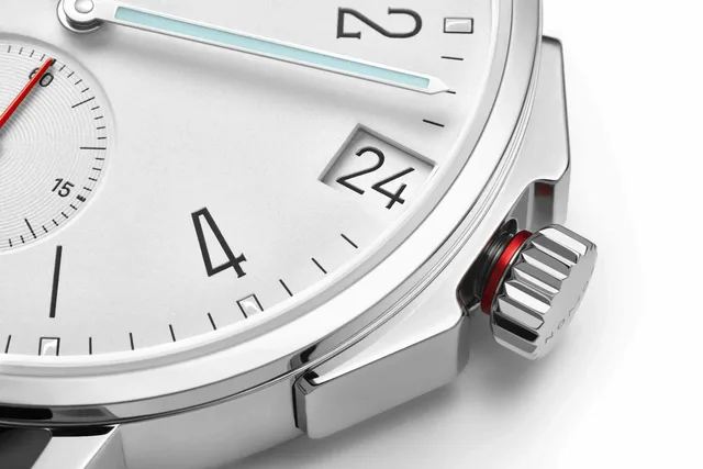 NOMOSGlashuette_0525_Ahoi_neomatik_38_date_crown