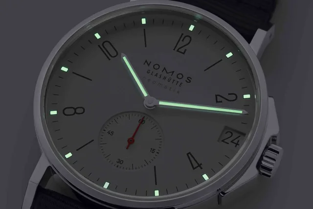 NOMOSGlashuette_0525_Ahoi_neomatik_38_date_nighttime