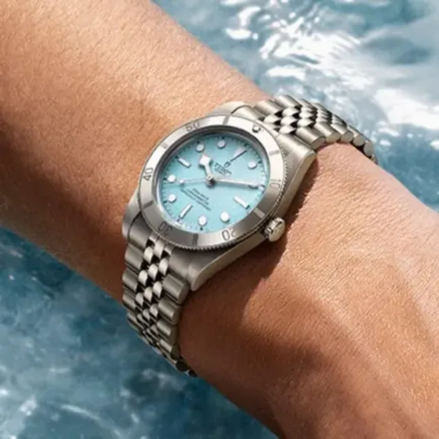 TUDOR_NP25_BlackBay54_LagoonBlue_Lifestyle