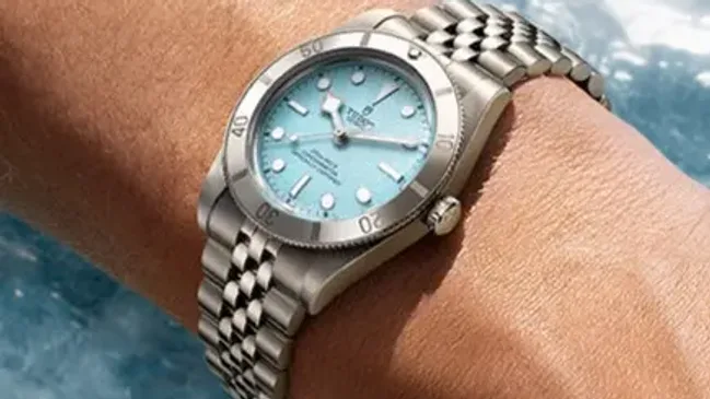 TUDOR_NP25_BlackBay54_LagoonBlue_Lifestyle