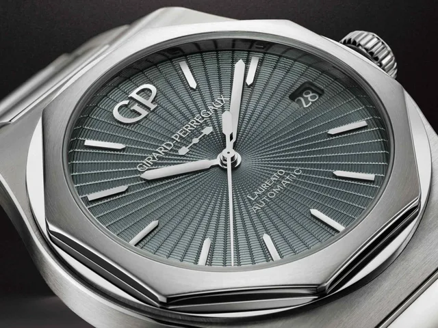 Girard_Perregaux-81010-11-3475-1CM_Laureato_42mm_grey_enamel