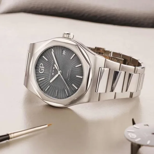 Girard_Perregaux-Know-How_Enamelling_Laureato_Social_Media-2