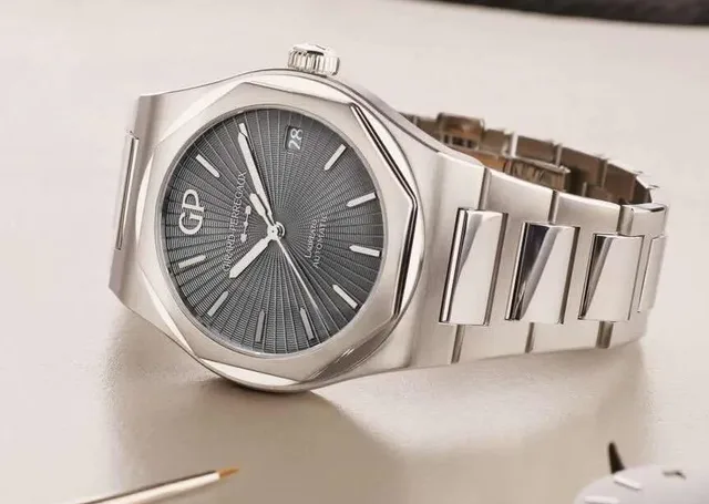 Girard_Perregaux-Know-How_Enamelling_Laureato_Social_Media-2