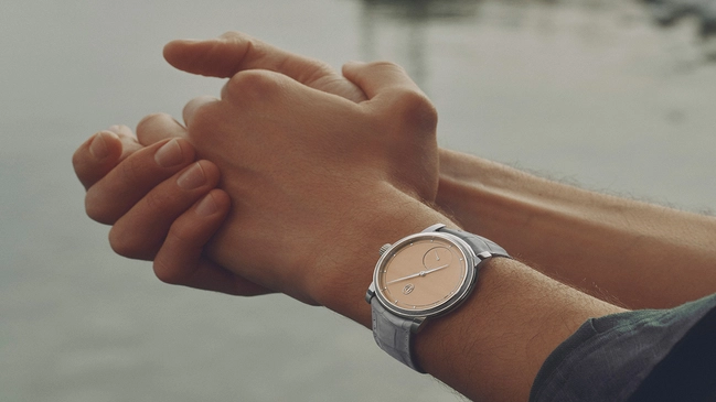 Parmigiani_toric-petite-seconde_golder_hour_wrist.jpg