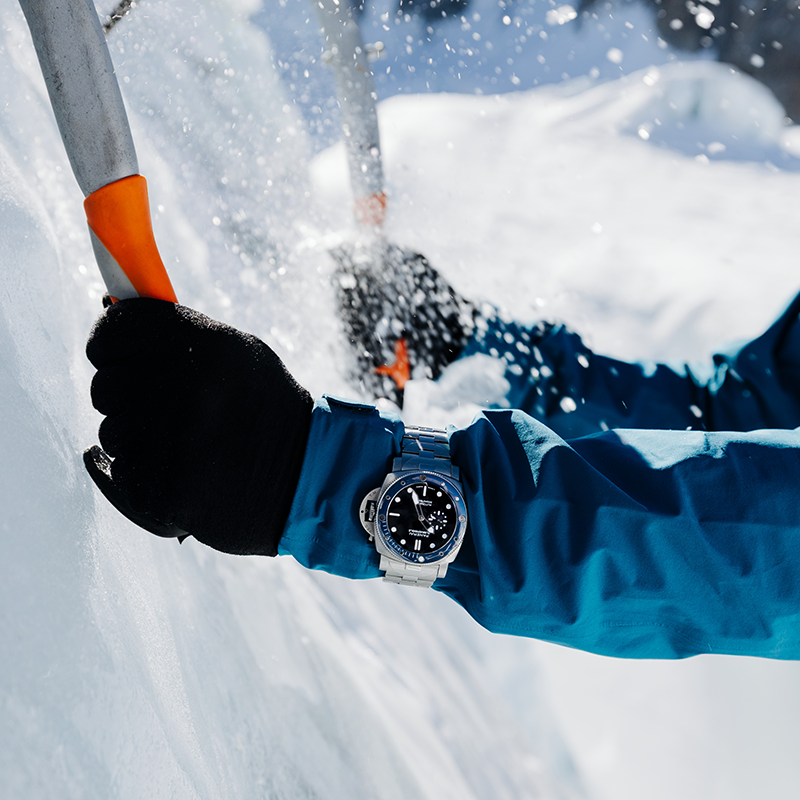 Panerai Submersible PAM01756: wrist