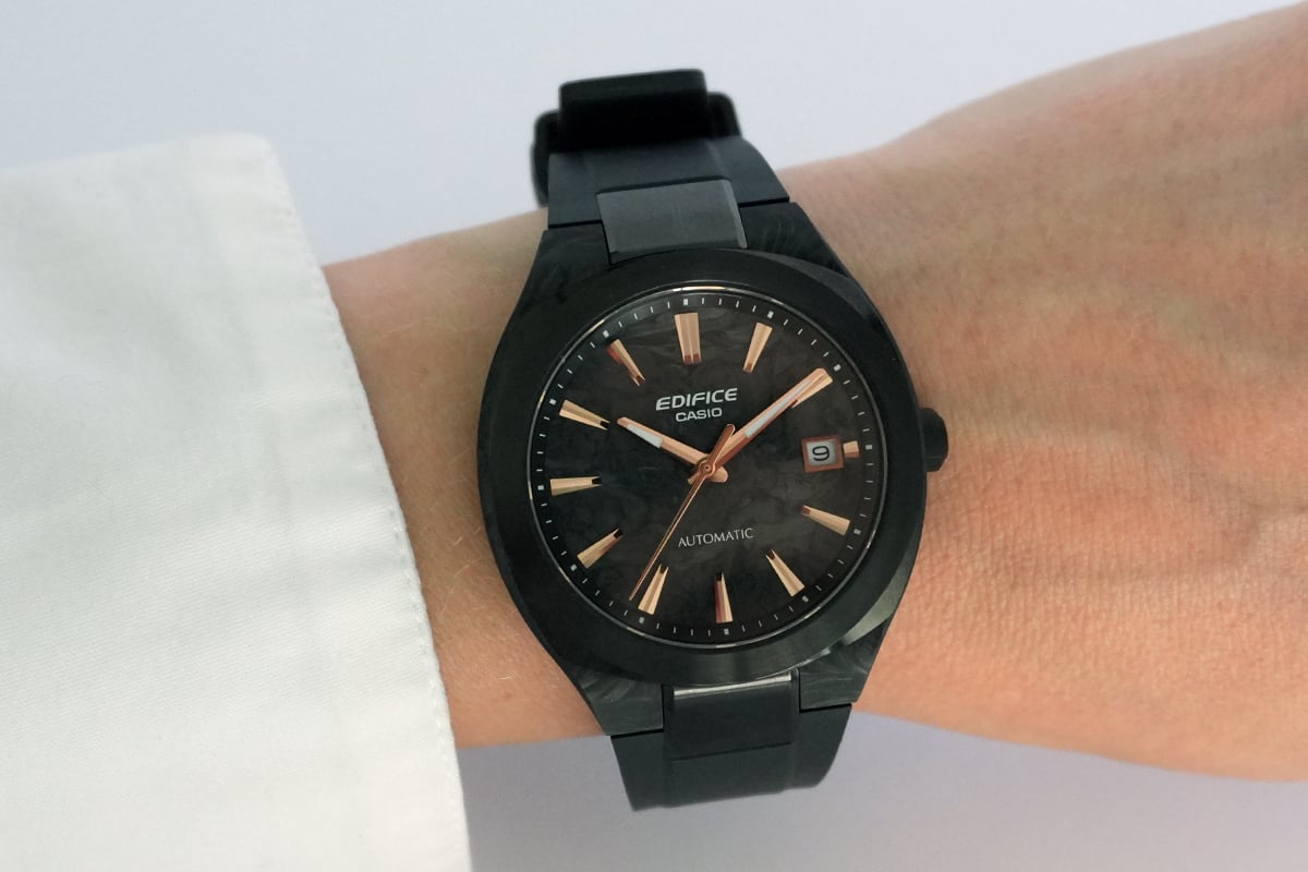 Casio Edifice EFK-200XPB-1A, carbon, on the wrist