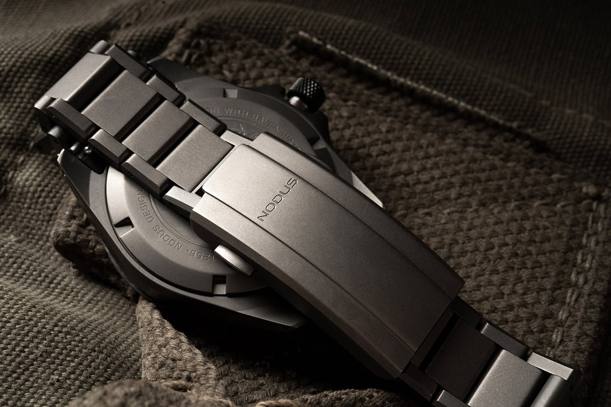 Nodus x Raven TrailTrekker – Carbon: bracelet and clasp
