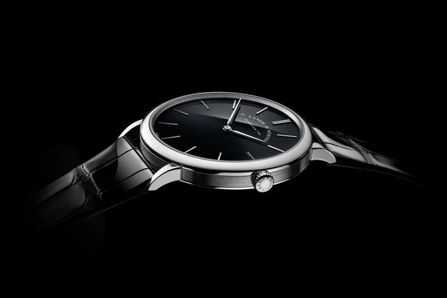 A-Lange-und-Soehne-Saxonia-Thin-Platin-Seite.jpg