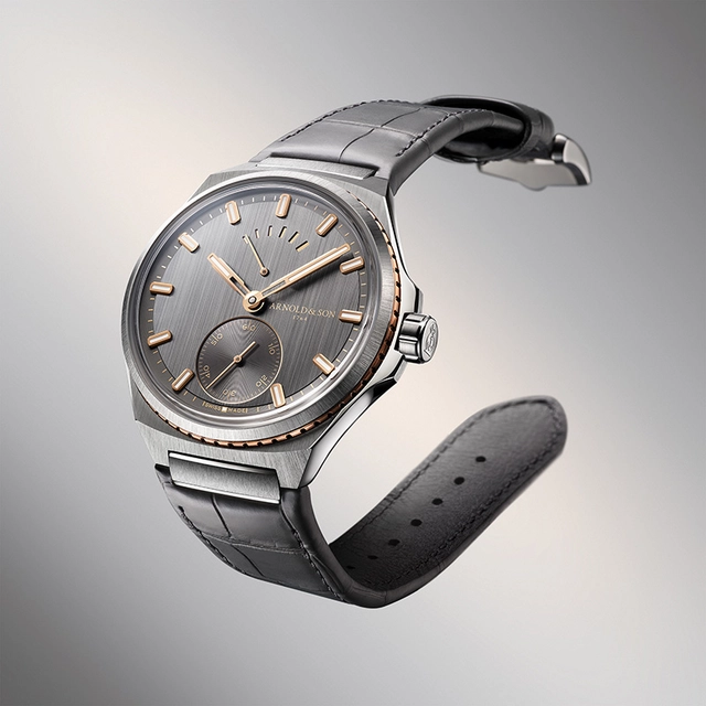 Arnold-Son-Longitude-Titanium-5W-Edition-Side-with-strap 