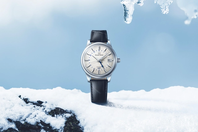Grand-Seiko-Elegance-GMT-SBGM255_Beauty.jpg