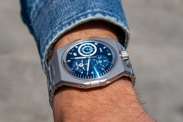 Urwerk UR-10 Spacemeter Blue, wrist, title