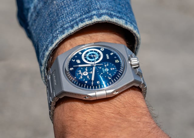 Urwerk UR-10 Spacemeter Blue, wrist, title