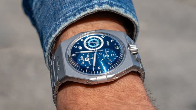 Urwerk UR-10 Spacemeter Blue, wrist, title