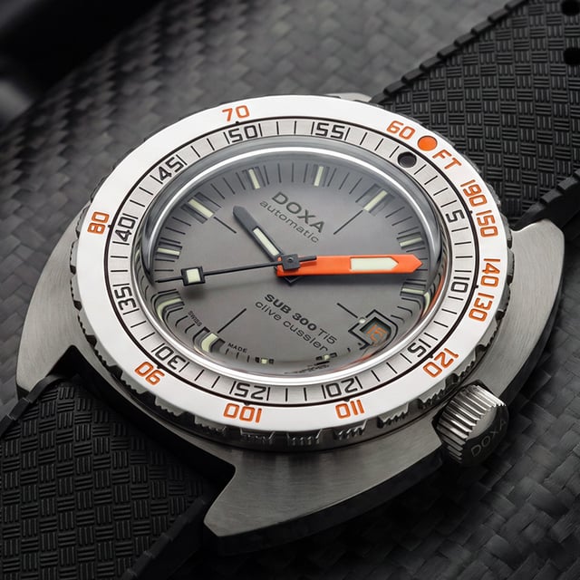 Doxa SUB 300 Ti5 Clive Cussler: dial