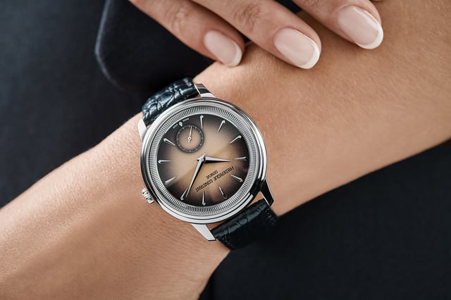 Frederique Constant Classics Moneta Handwinding: wrist