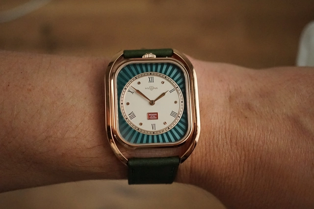 Hvilina L&MR on the wrist